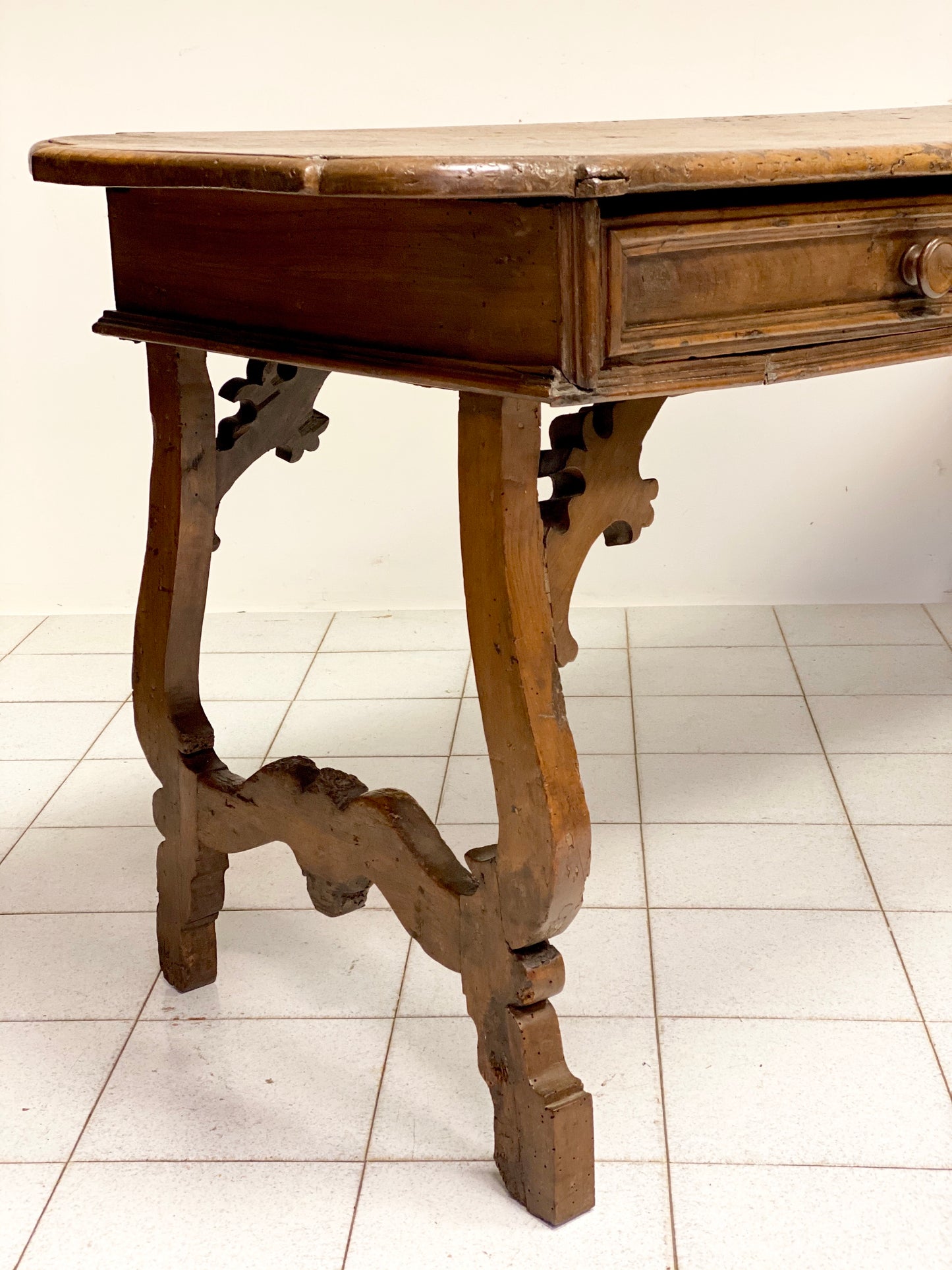 Tavolo scrittoio massello di noce. Emilia Toscana XVII secolo