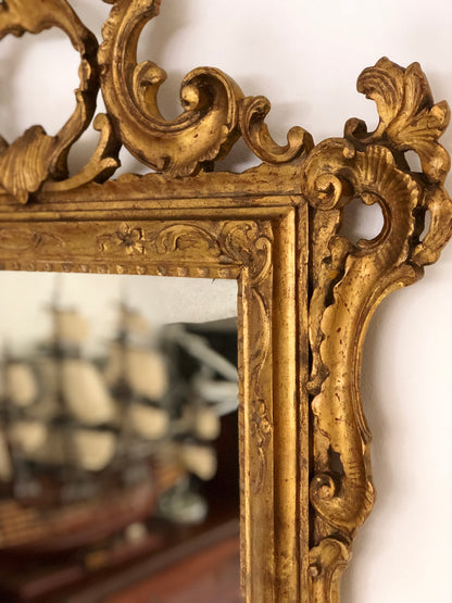 Specchiera intagliata e dorata . Venezia inizio XIX secolo