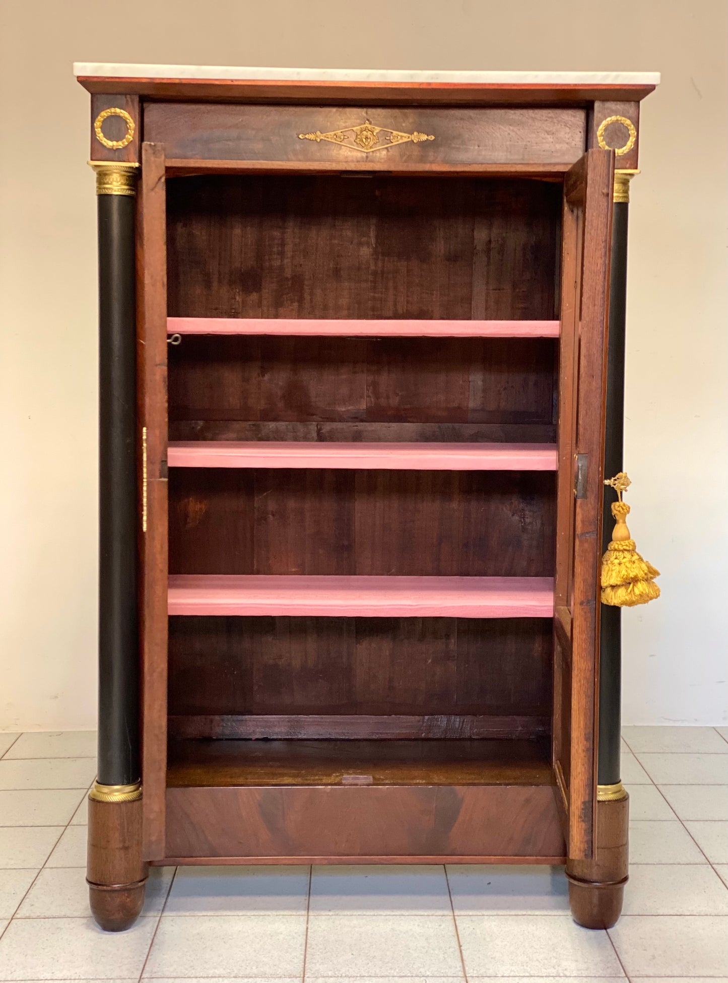 Empire display cabinet in mahogany feather. 19th century