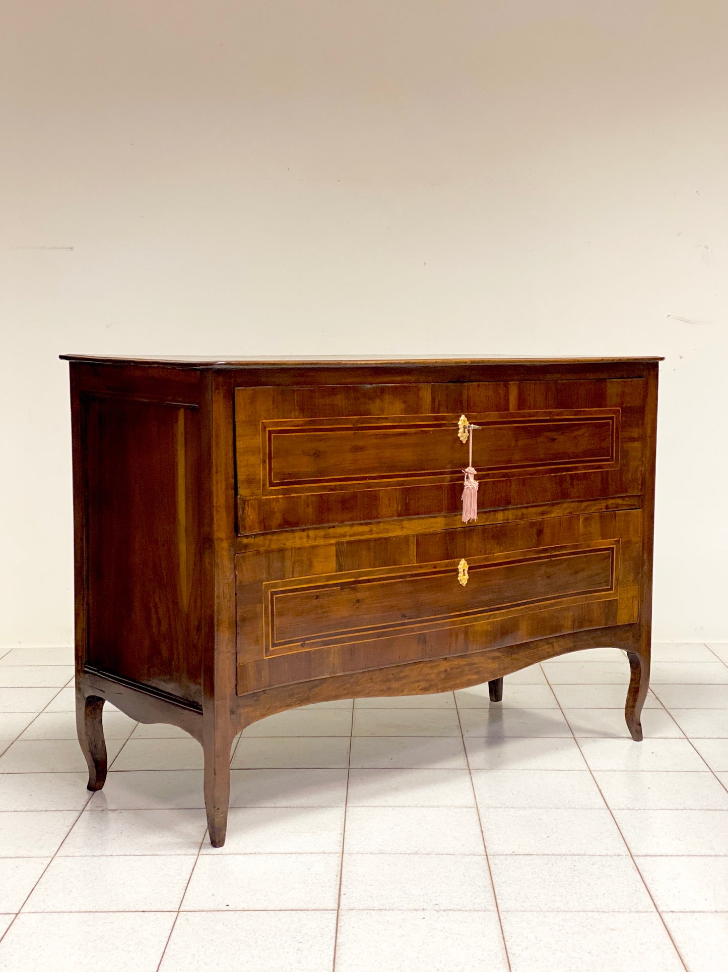 Chest of drawers shaped on the front. Emilia Louis XV.