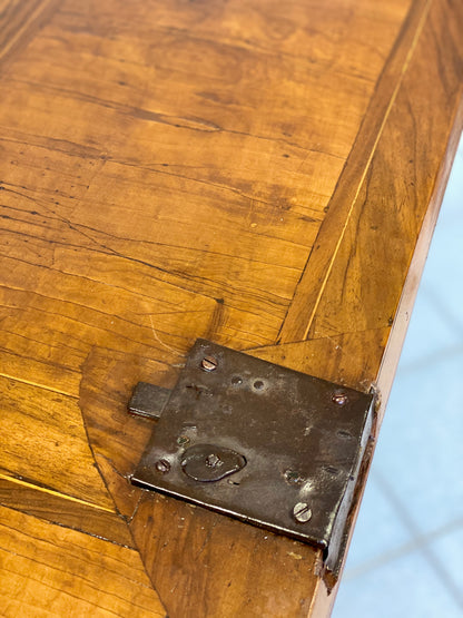 Cassettone con ribalta . Verona Luigi XIV inizio XVIII secolo