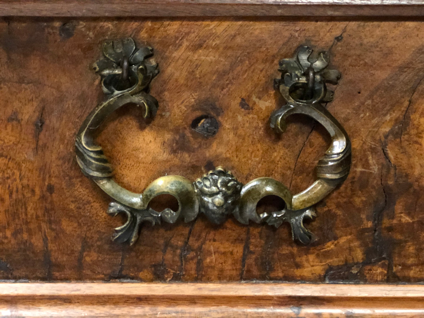 Walnut and briar chest of drawers. Modena Reggio. Louis XIV