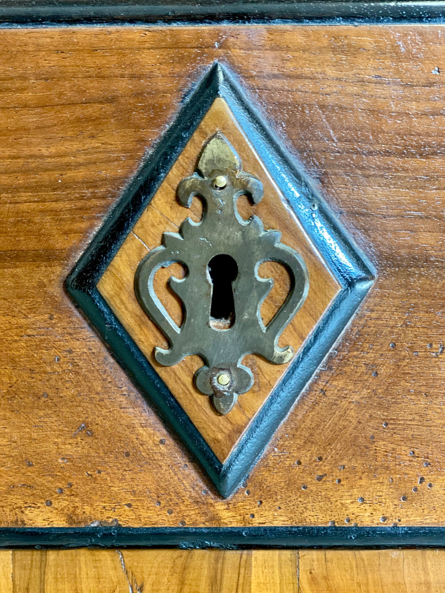 Chest of drawers in walnut and precious woods. Piedmont 17th century