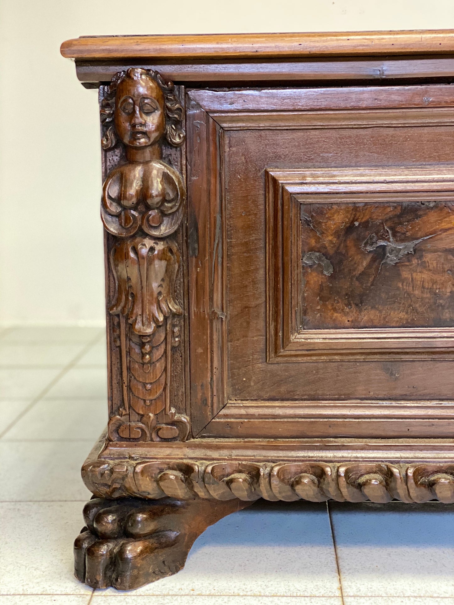 Chest carved in Lombard walnut from Brescia. Early 17th century