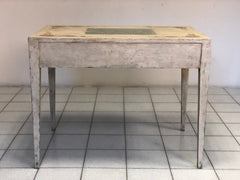 Tavolo laccato e dipinto con gambe a spillo