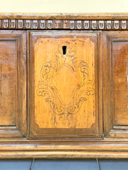 Cassapanca scolpita intarsiata . Bergamo XVII secolo