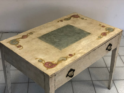 Tavolo laccato e dipinto con gambe a spillo