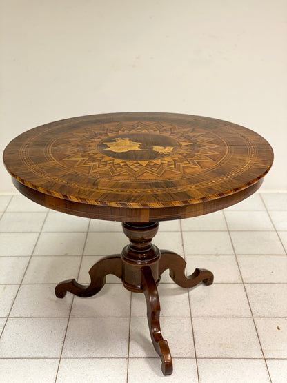 Tavolo intarsiato. Rolo. D 97 cm XIX secolo