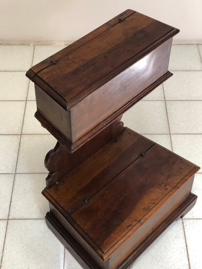 Walnut kneeler Emiliano Ferrarese. Louis XIV