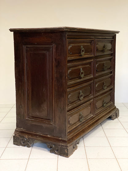 Lombard walnut chest of drawers. Brescia 17th century