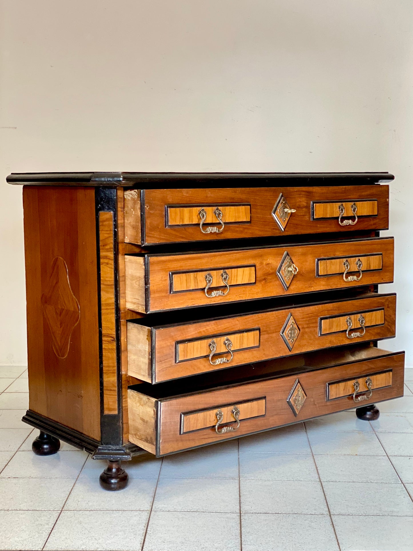 Chest of drawers in walnut and precious woods. Piedmont 17th century