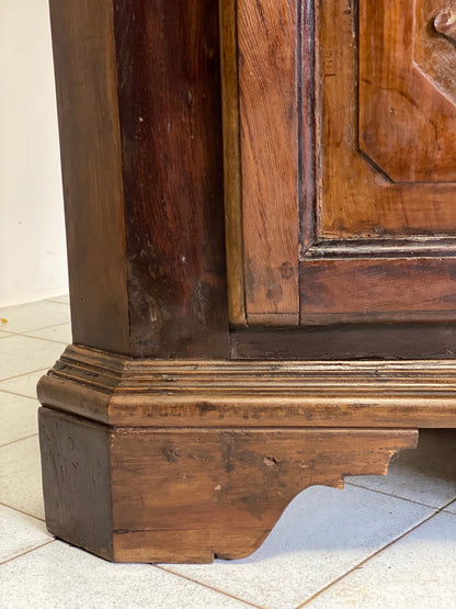 Walnut and chestnut corner cabinet Piedmont 18th century