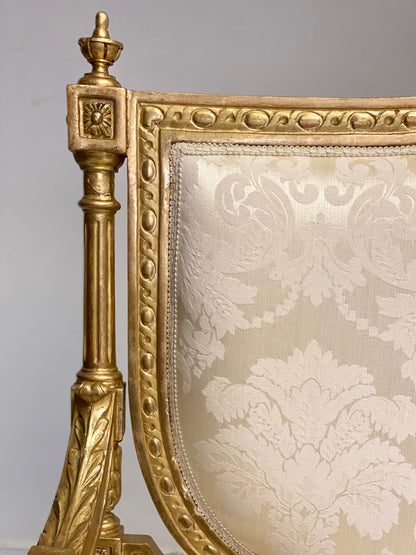 Carved and gilded sofa in gold leaf. Early 19th century