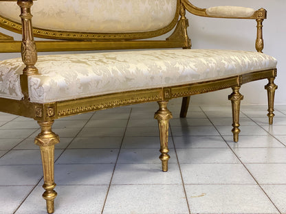 Carved and gilded sofa in gold leaf. Early 19th century