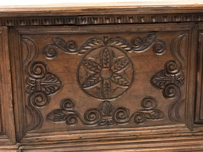 Carved Venetian Lombard chest. 17th century
