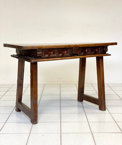 Walnut trestle table. Spain 17th century
