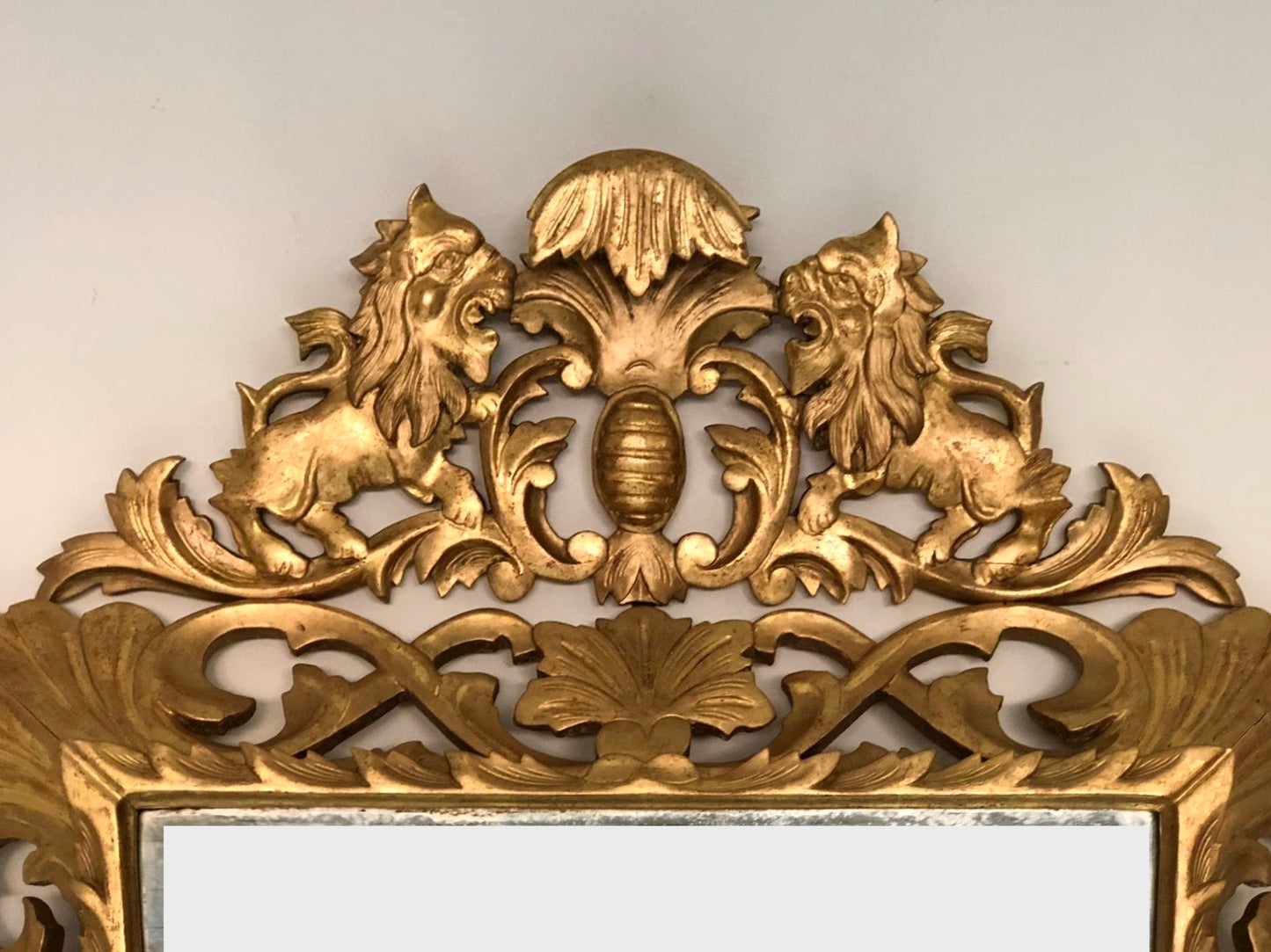 Specchiera in legno intagliato e dorato . Inizio XIX secolo