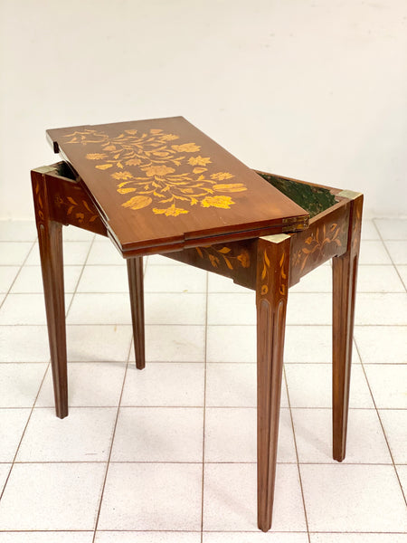 Tavolino olandese da gioco intarsiato . Fine XVIII secolo