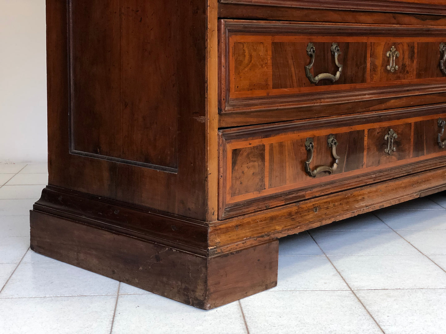 Walnut chest of drawers Modena Bologna. XVII century