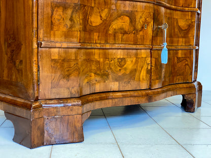 Credenza mossa sul fronte . Ferrara Luigi XIV fine 600