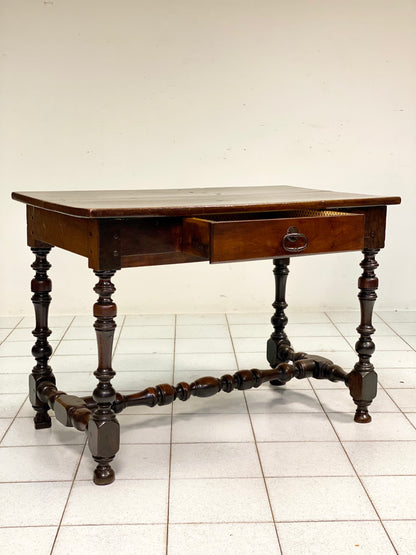 Walnut reel table. Emilia, early 18th century