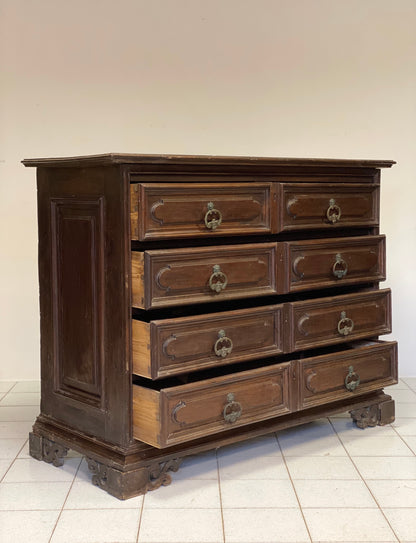 Lombard walnut chest of drawers. Brescia 17th century