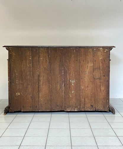 Credenza in noce con sportelli laterali . Bologna XVII secolo