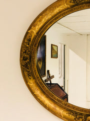 Specchiera ovale in legno intagliato e dorato