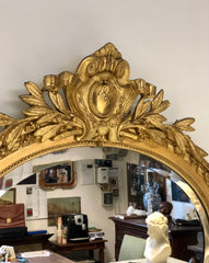 Specchiera lombarda ovale con stemma . XIX secolo