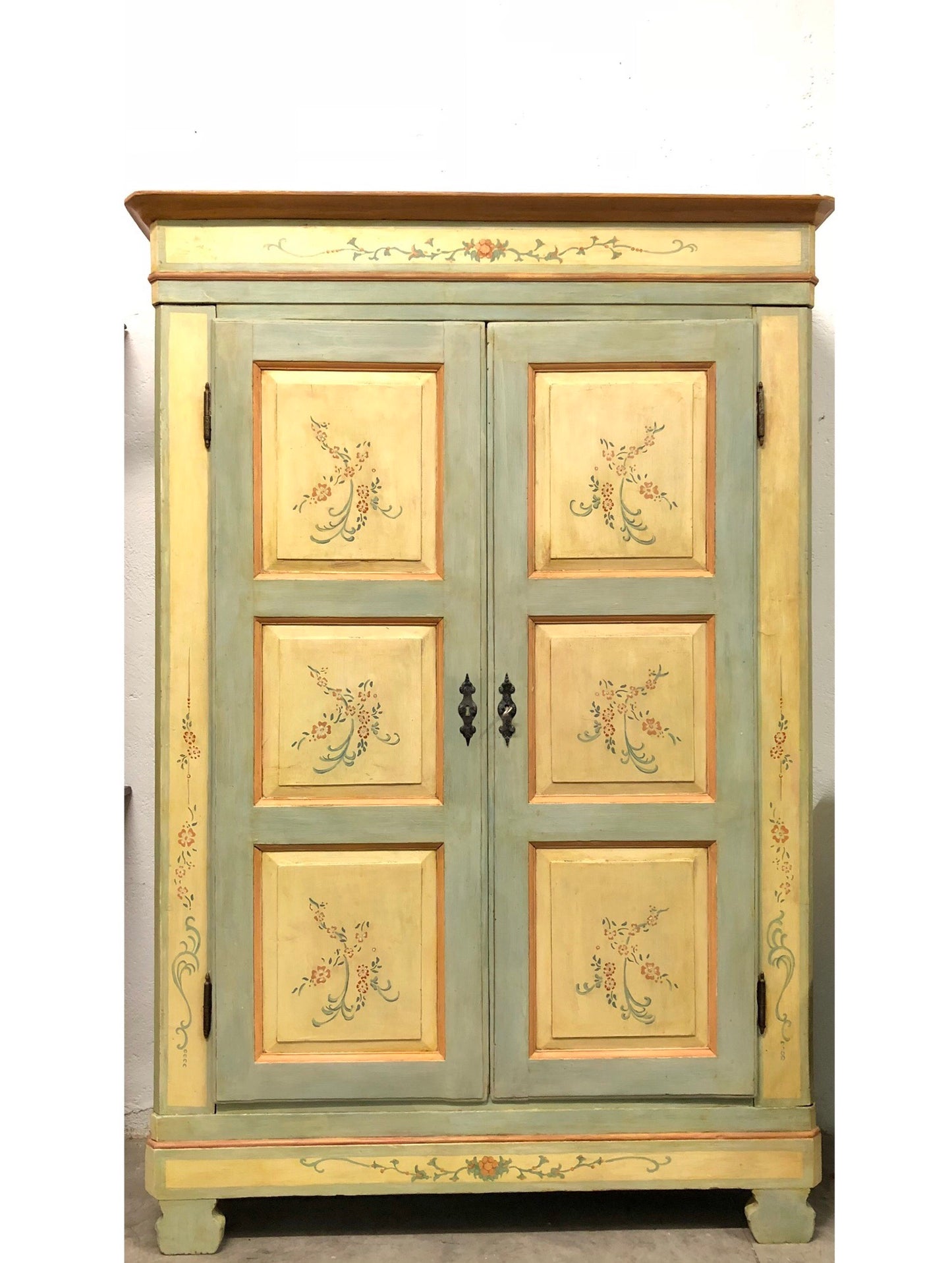Lacquered and painted wardrobe. Early 19th century