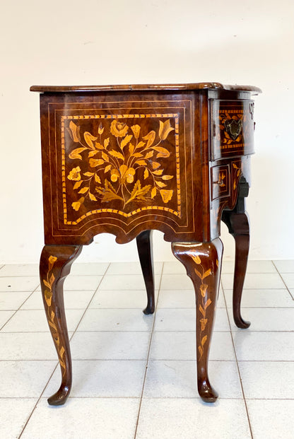 Mobiletto cassettone sagomato . Olanda XVIII secolo