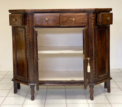 Credenza scantonata veneta .verona metà XVIII secolo