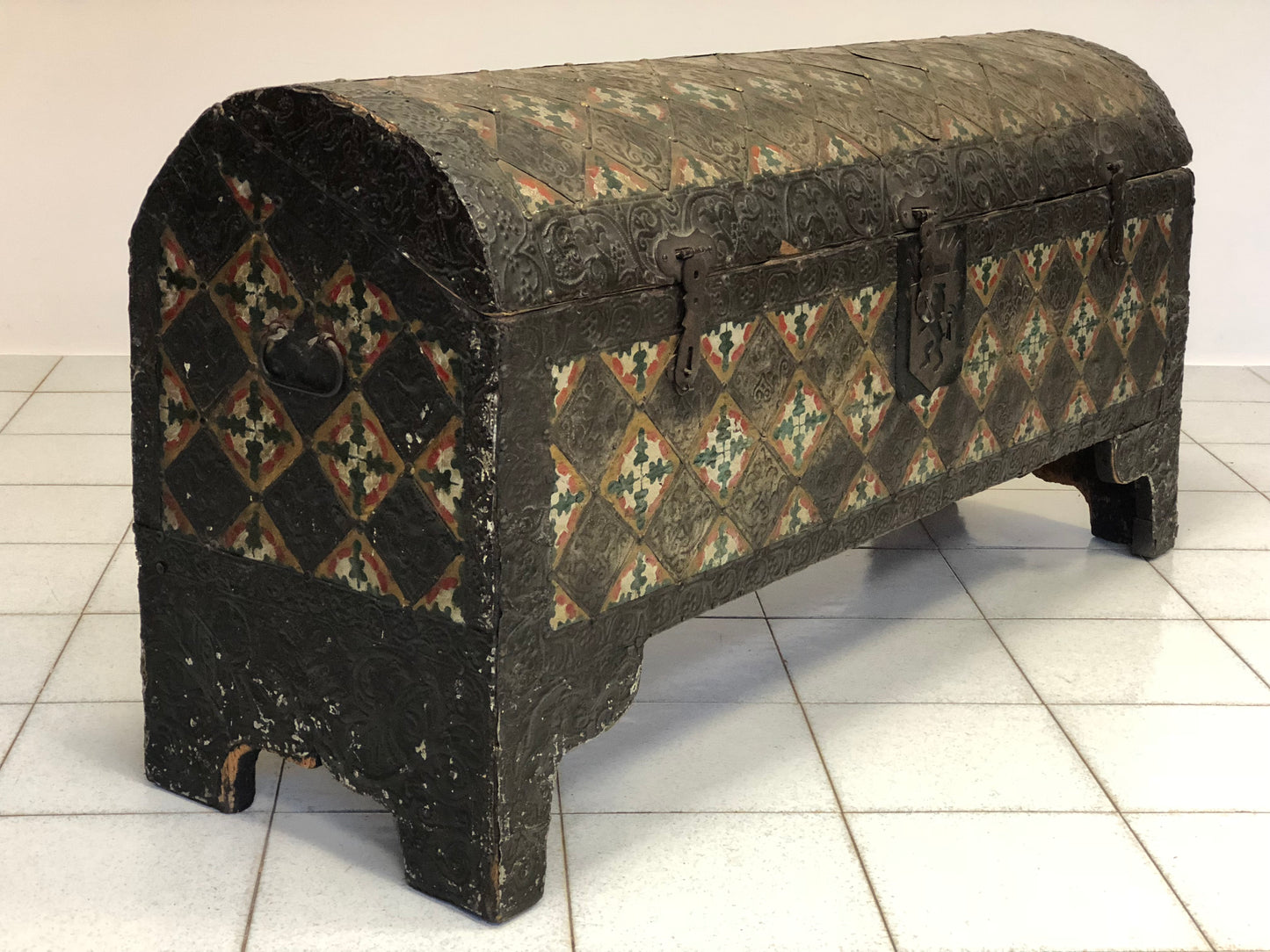 Baule con coperchio bombato . Venezia XVIII secolo