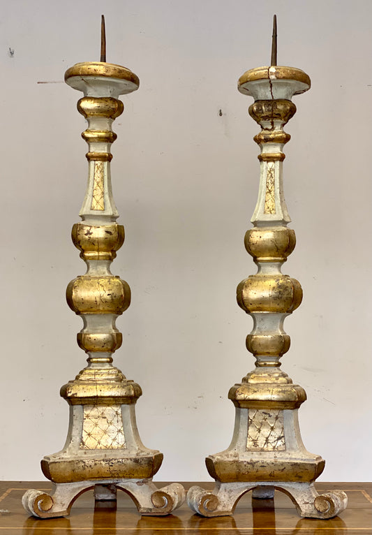 Coppia di candelieri in legno intagliato dorato . Marche Luigi XIV