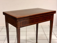 Tavolino con piano ribaltabile. Inizio XIX secolo