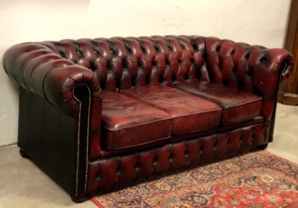 Divano chesterfield cuoio tre posti . Inghilterra anni 70