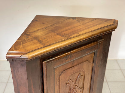 Walnut and chestnut corner cabinet Piedmont 18th century