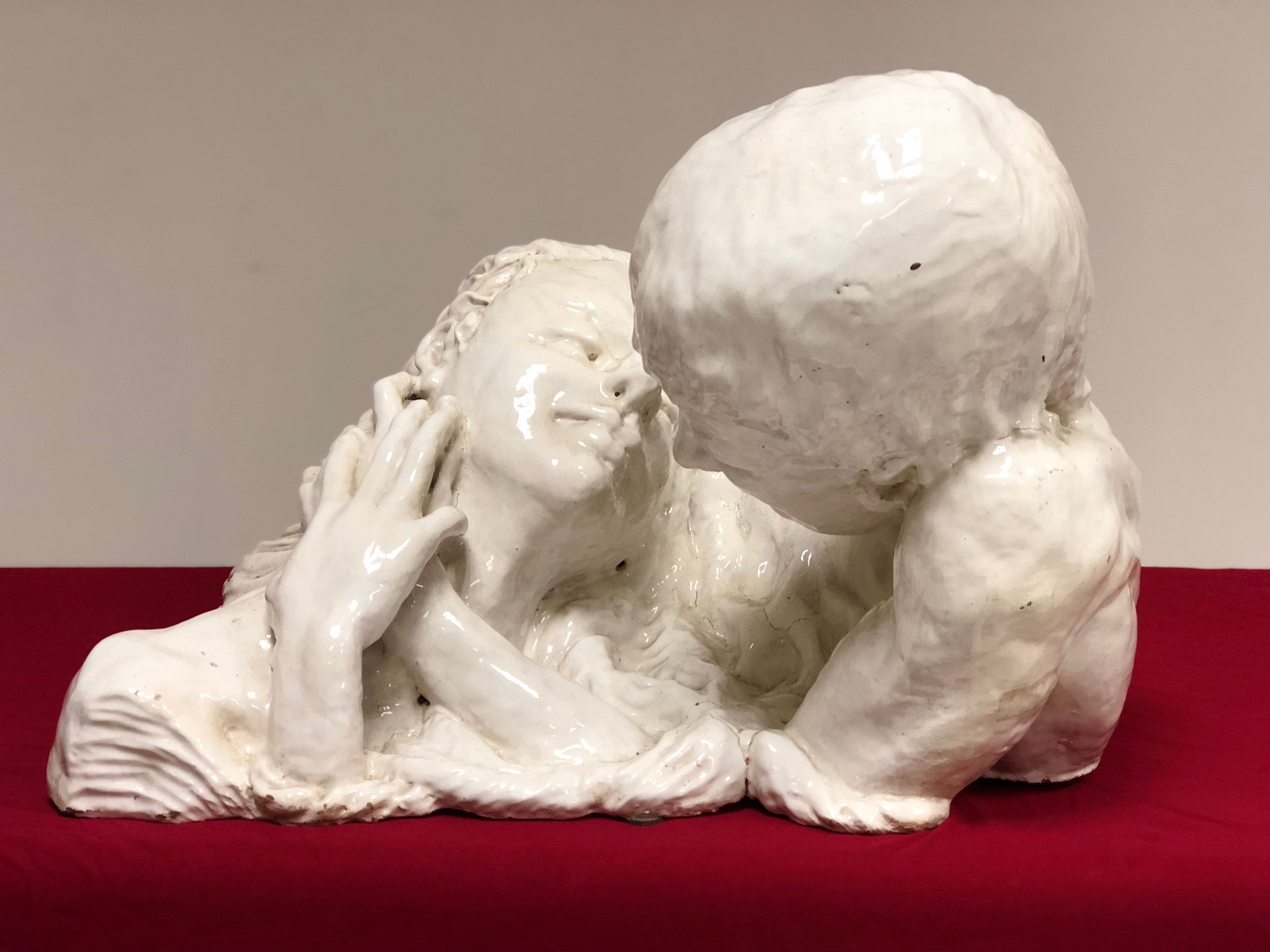 Scultura in maiolica dipinta . Coppia di innamorati XIX secolo