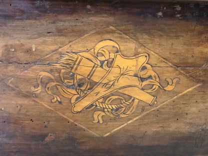 Cassapanca emiliana in noce con stemmi nobiliari intarsiati sul fronte. XVII secolo