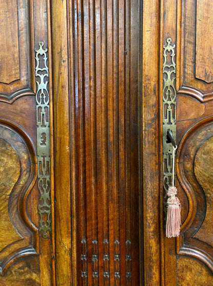 Armadio Luigi XV in noce . Restaurato. XVIII secolo