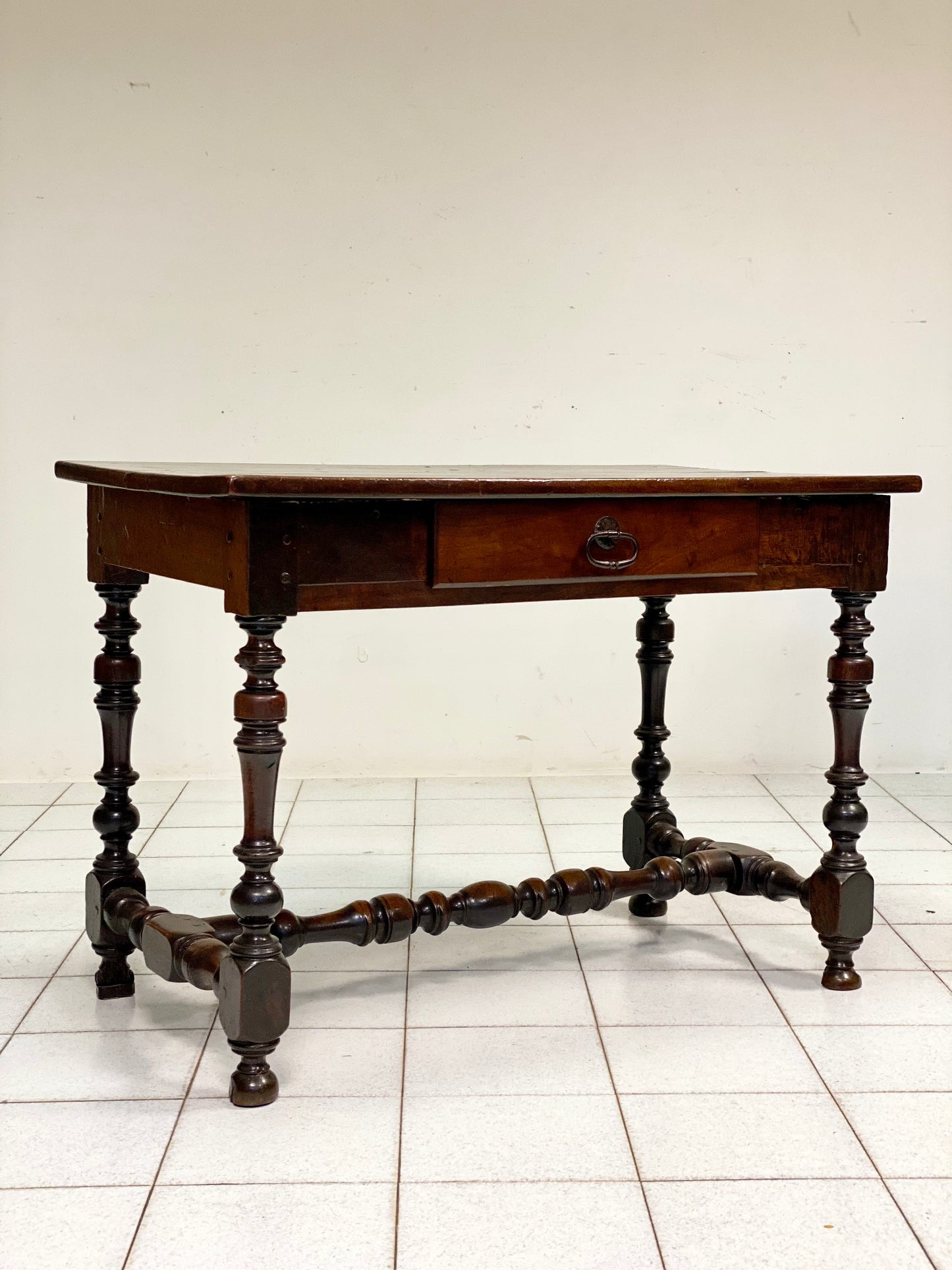 Walnut reel table. Emilia, early 18th century