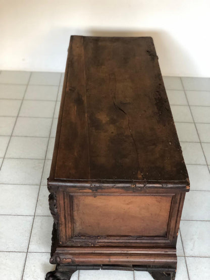Cassapanca lombarda bresciana in noce con cariatide . Inizio 600