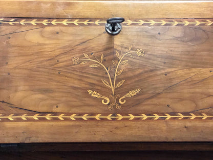 Walnut inlaid desk. Trento Louis XVI period