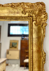 Grande specchiera lombarda in legno intagliato dorato a foglia . XIX secolo
