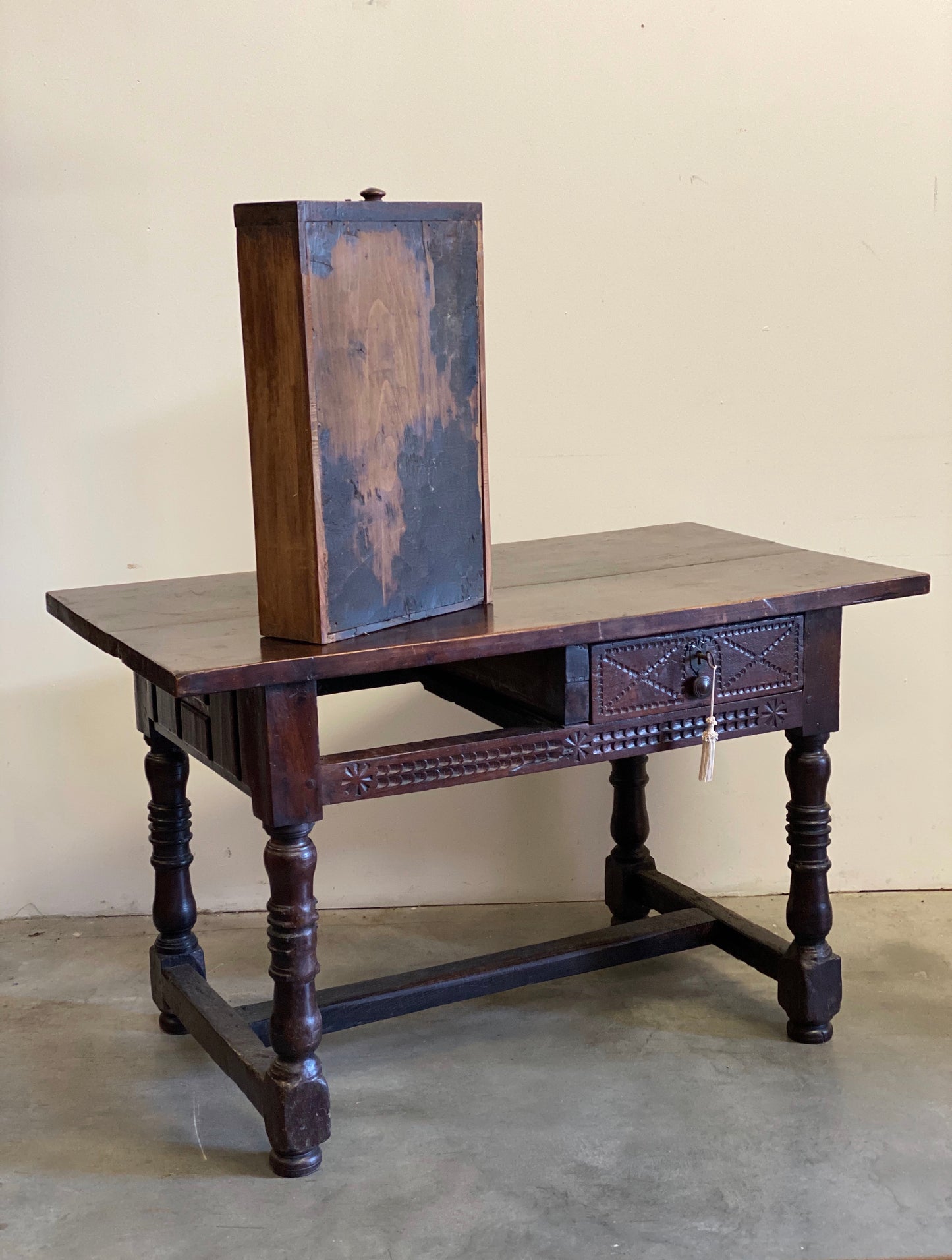 Walnut reel table. 17th century