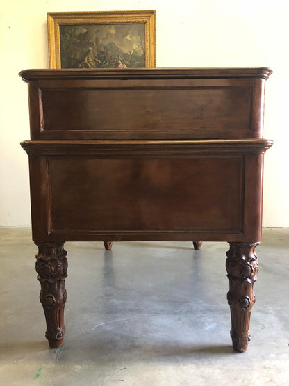 Scrivania Carlo X in noce da centro . XIX secolo