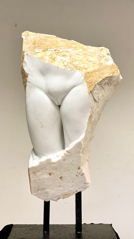 Busto in marmo Carrara .Nudo femminile inizio XX secolo