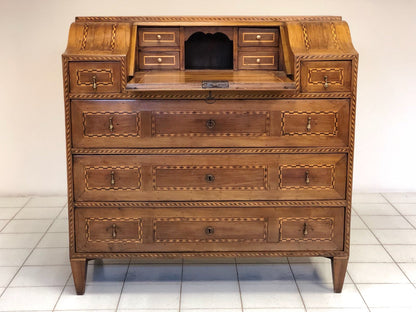 Walnut inlaid desk. Trento Louis XVI period