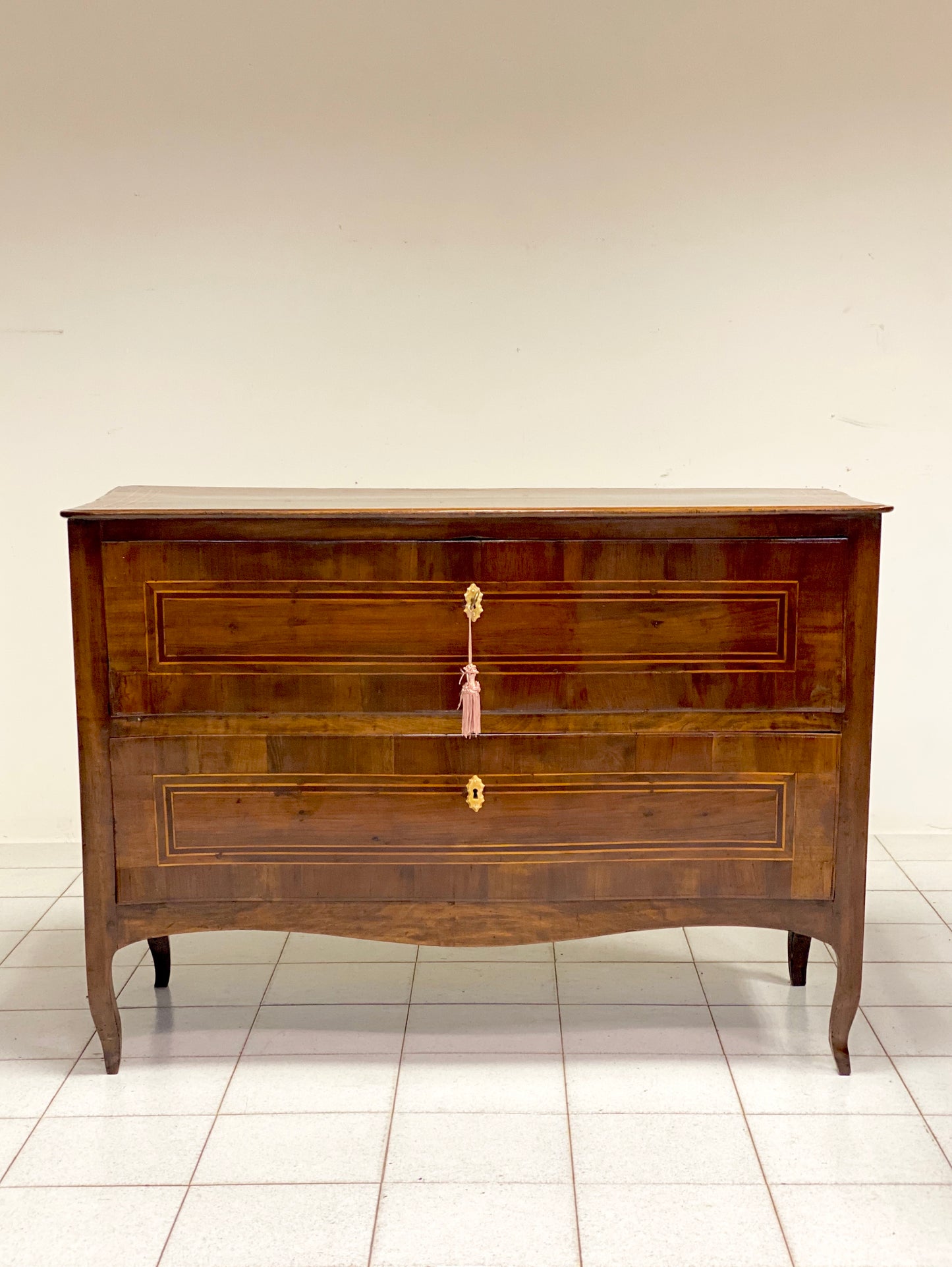 Chest of drawers shaped on the front. Emilia Louis XV.