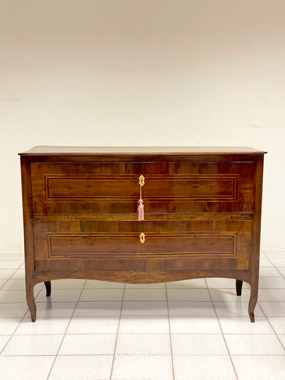 Chest of drawers shaped on the front. Emilia Louis XV.